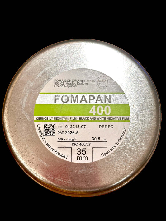 Fomapan 400 black and white film canister, 35mm, ideal for low granularity and sharp images in varying light.