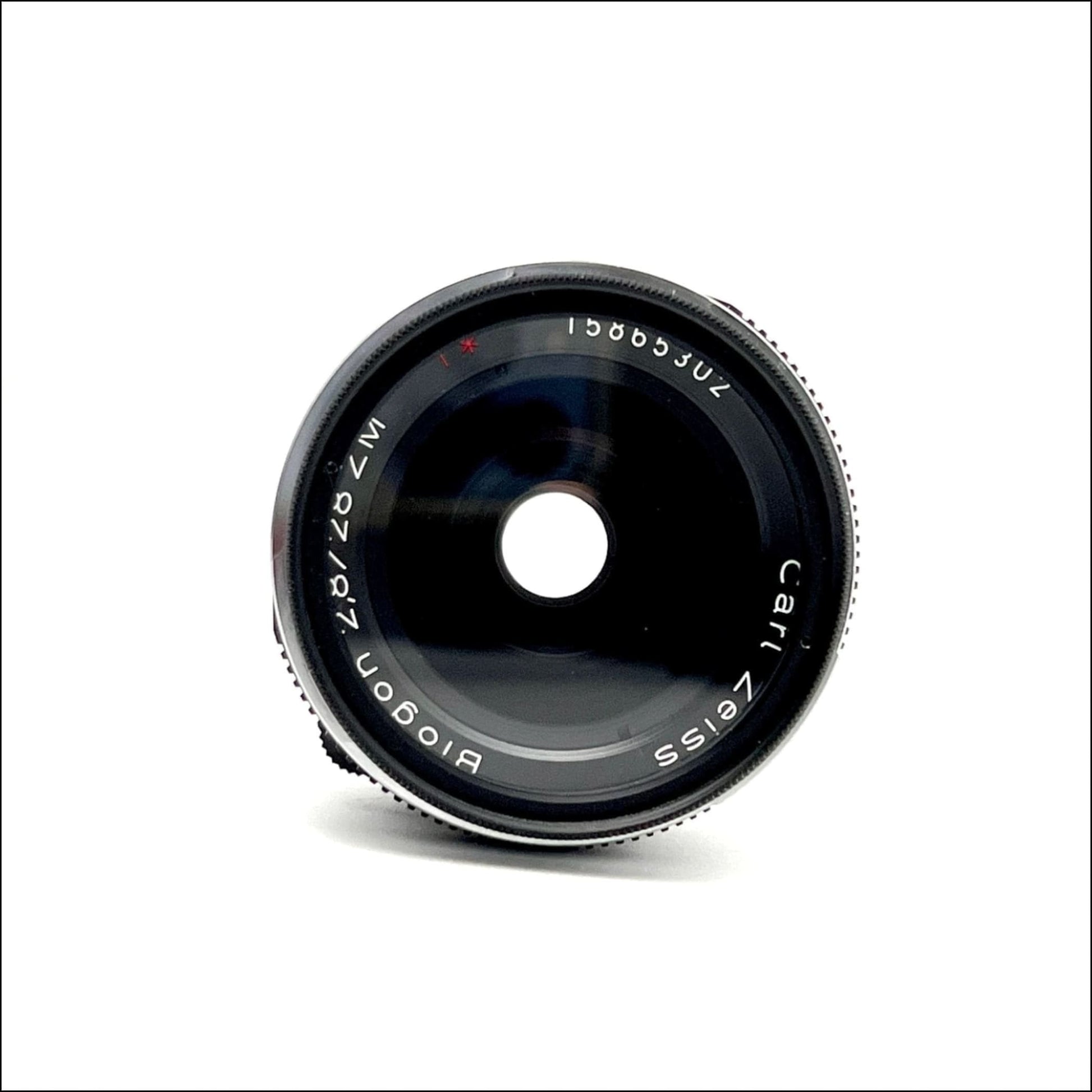 Carl Zeiss Biogon 28mm F2.8 T* vintage lens with clear glass and minimal cosmetic wear.