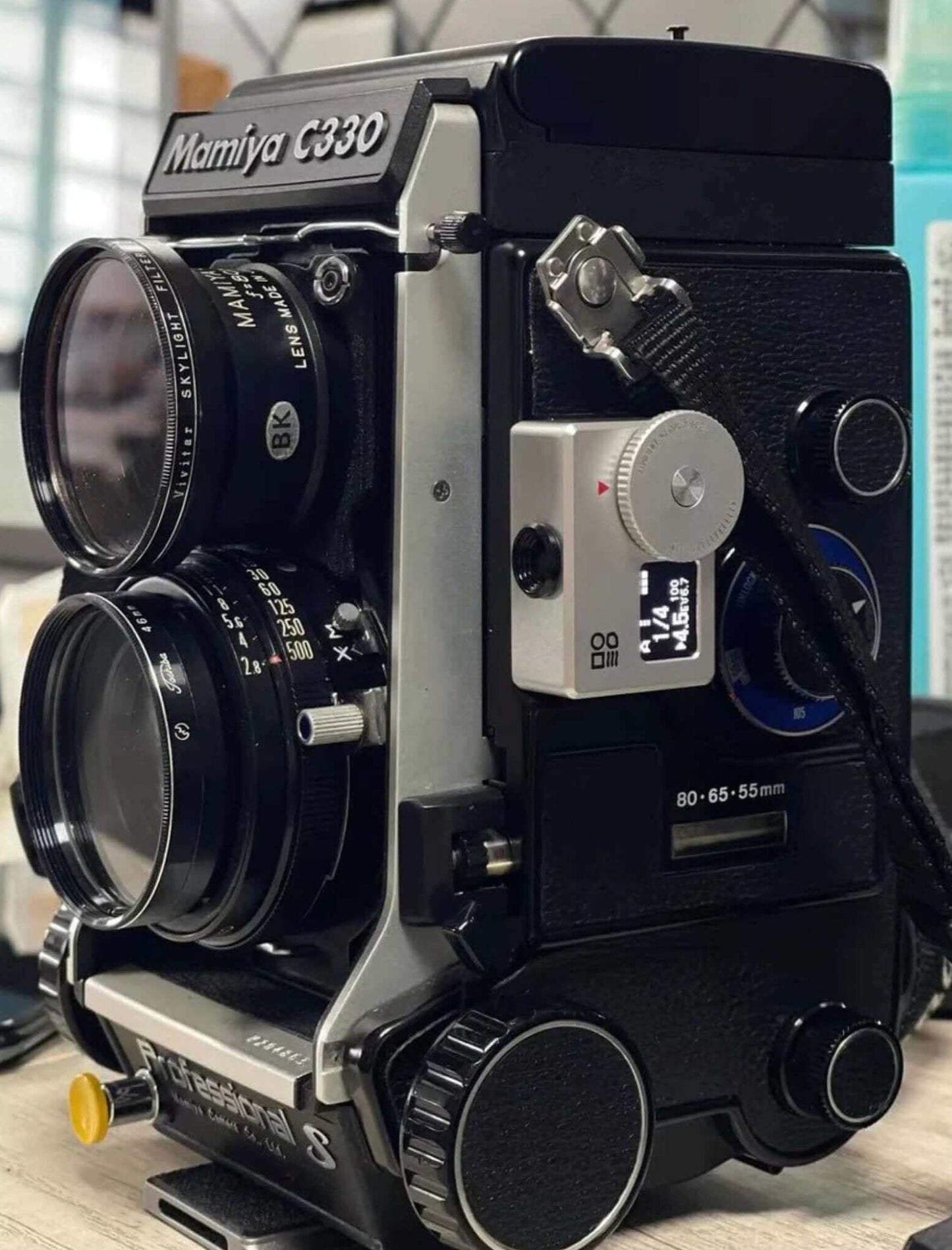 Mamiya C330 camera with attached DOOMO Meter S light meter for optimal film exposure.